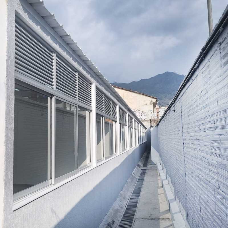 Proyecto en vidrio y aluminio para colegio