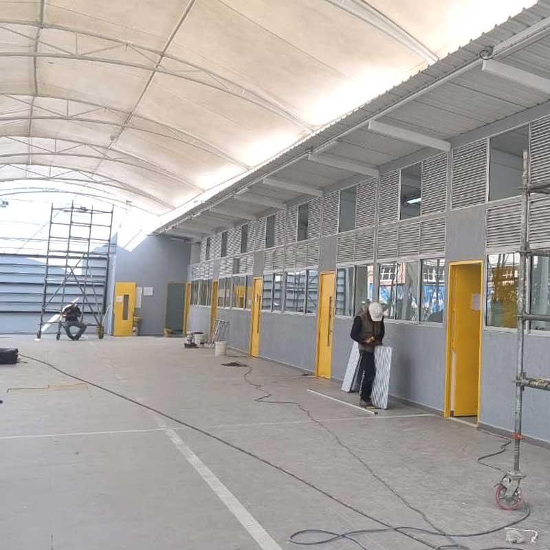 Proyecto en vidrio y aluminio para colegio