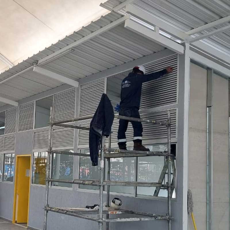 Proyecto en vidrio y aluminio para colegio