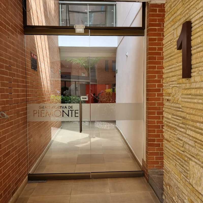 Proyecto residencial puertas de vidrio