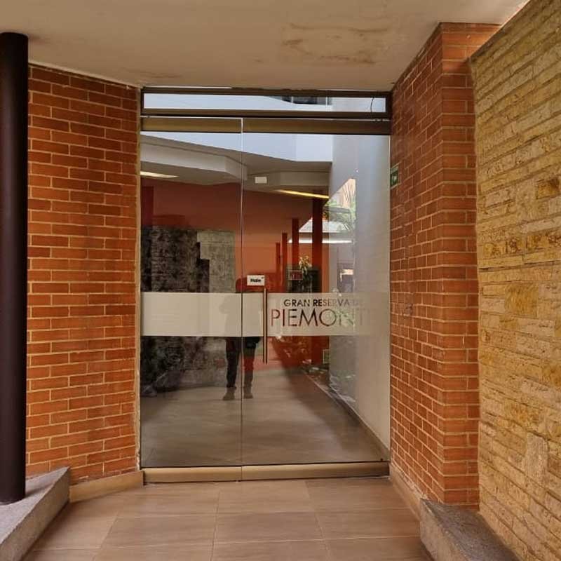 Proyecto residencial puertas de vidrio